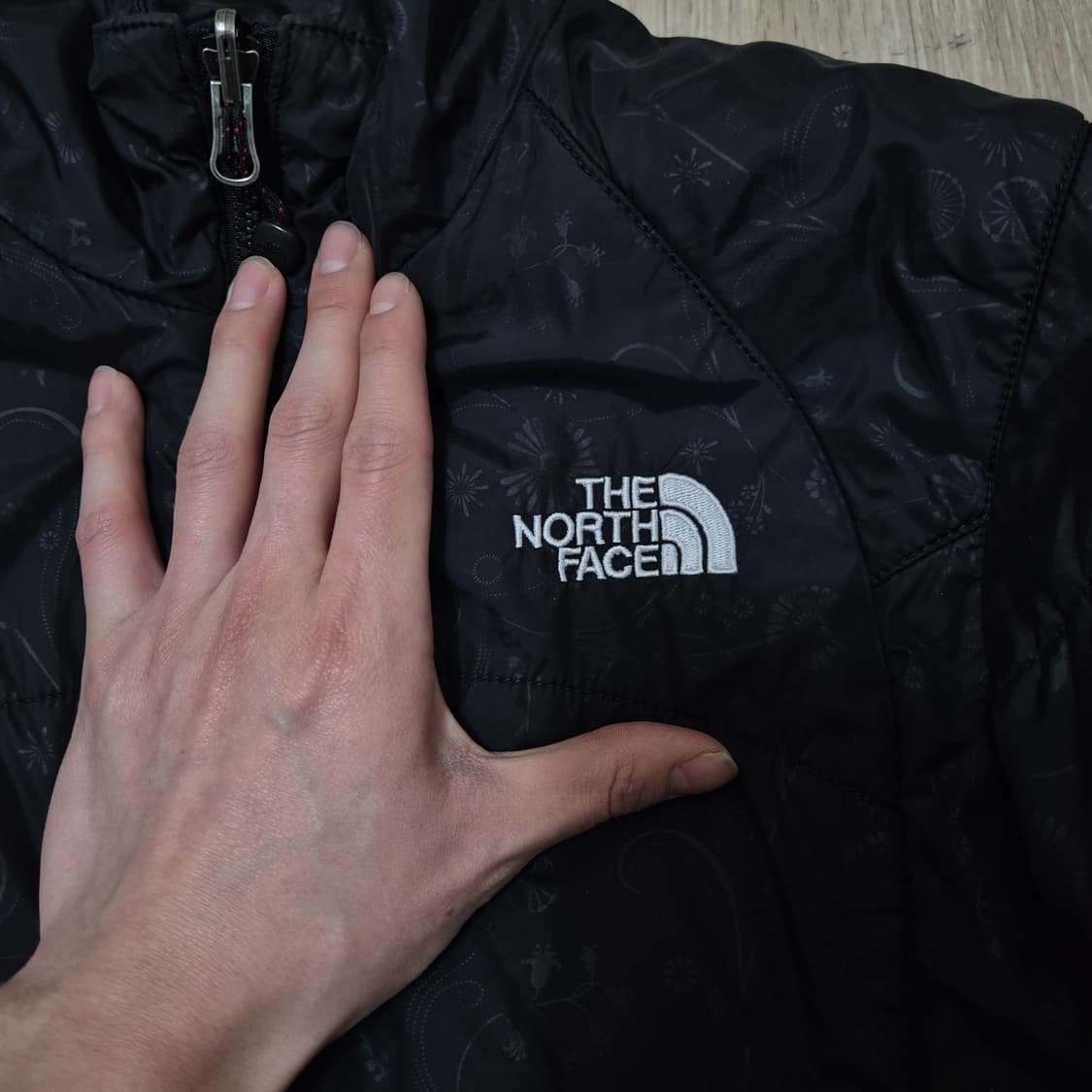노스페이스 블랙 패턴 경량패딩 점퍼 M(85) 상품이미지4