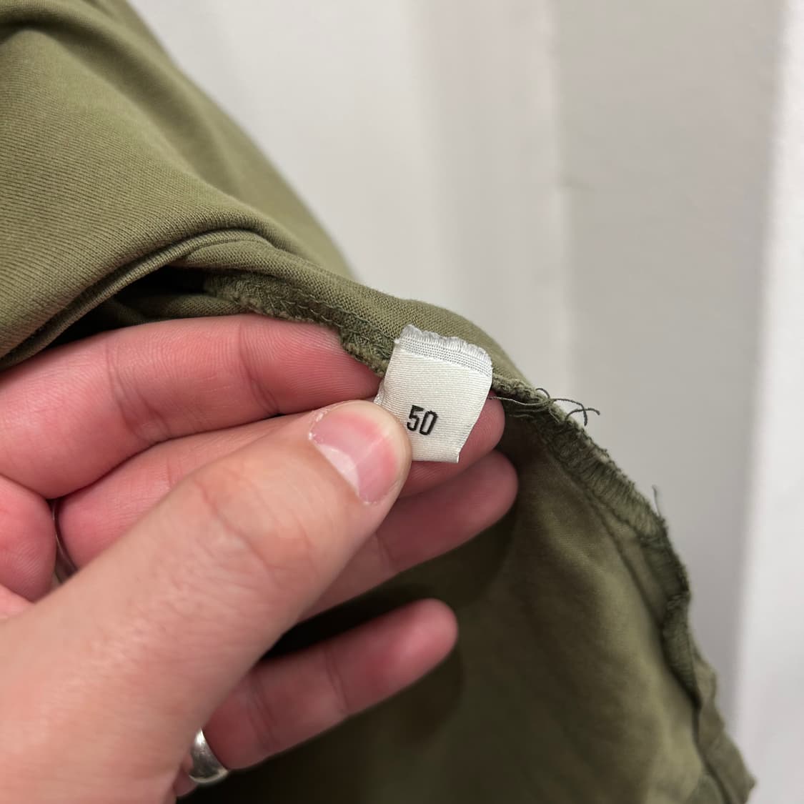 우영미 파리스 스몰 와펜로고 절개 반팔티 상품이미지4