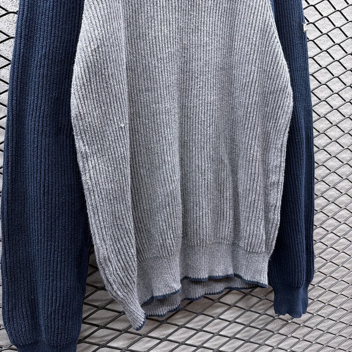 노티카 레글런 골지 반집업니트 배색 암패치 디테일 네이비 상품이미지5