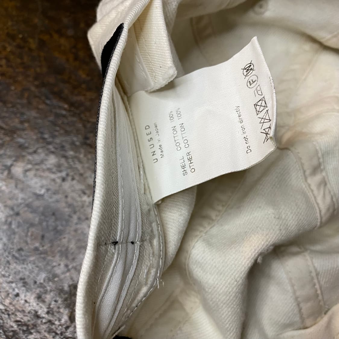 언유즈드 화이트/블랙 배색 볼캡 모자 상품이미지4