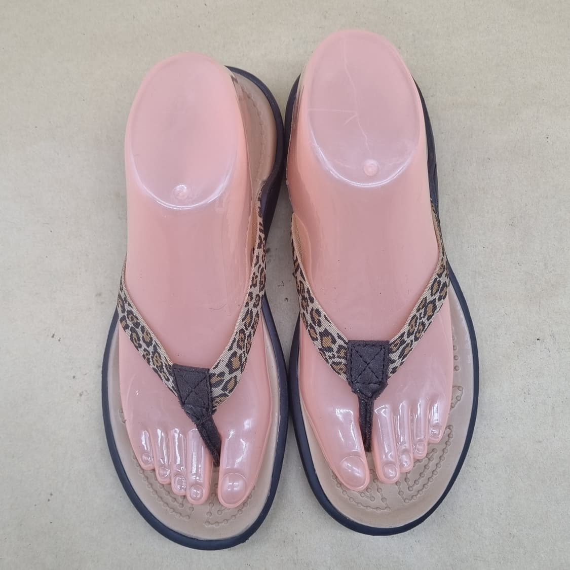 크록스 레오파드 여성 쪼리 240 상품이미지2