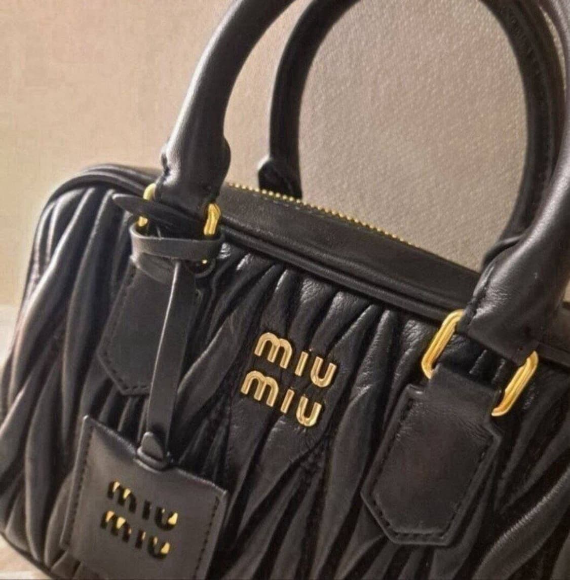 미우미우(Miu Miu) 아르카디 마테라쎄 나파 가죽 백 상품이미지2