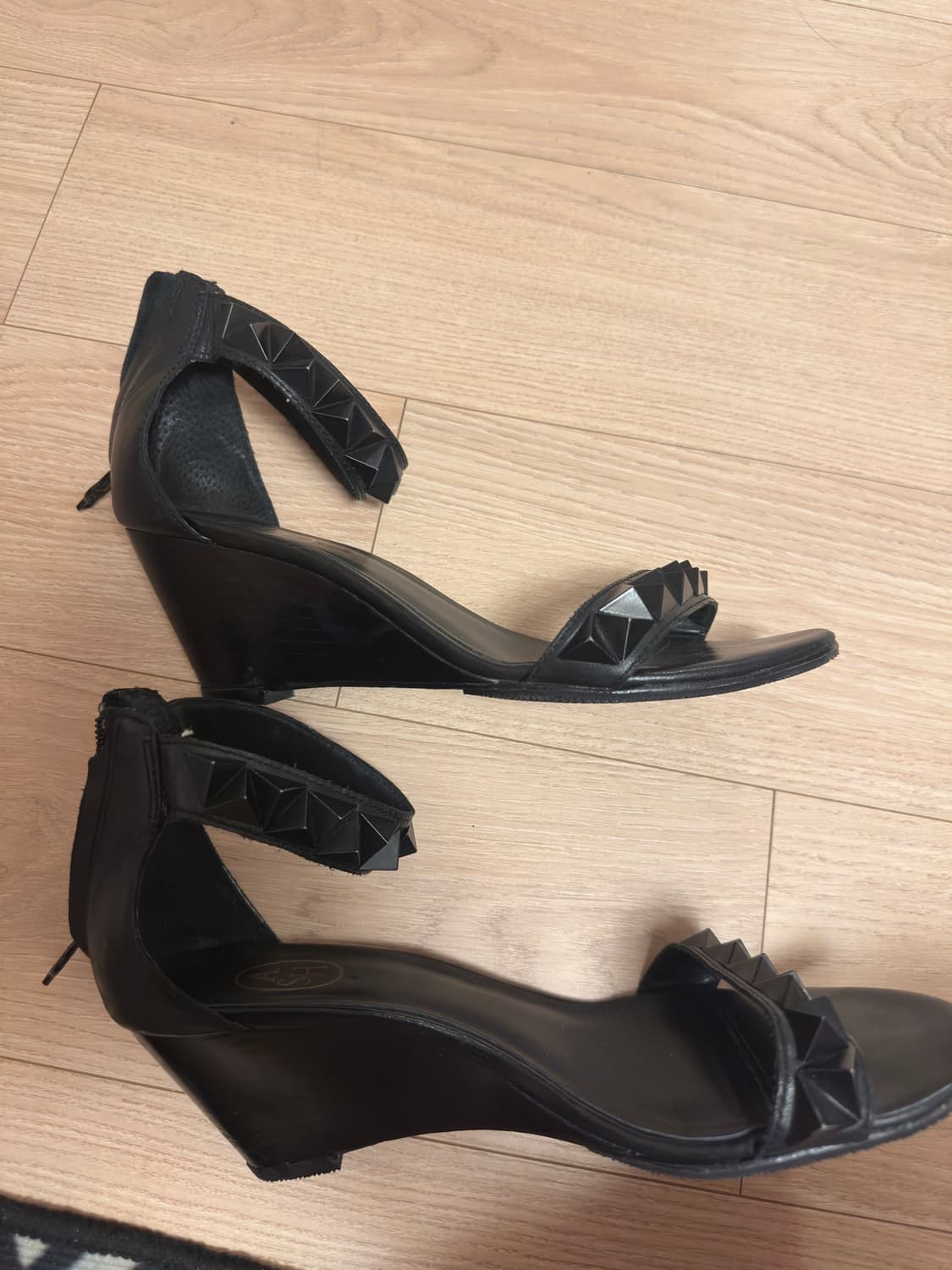 Ash 애쉬 스터드 레더 웨지 샌들 블랙 (37) 상품이미지3