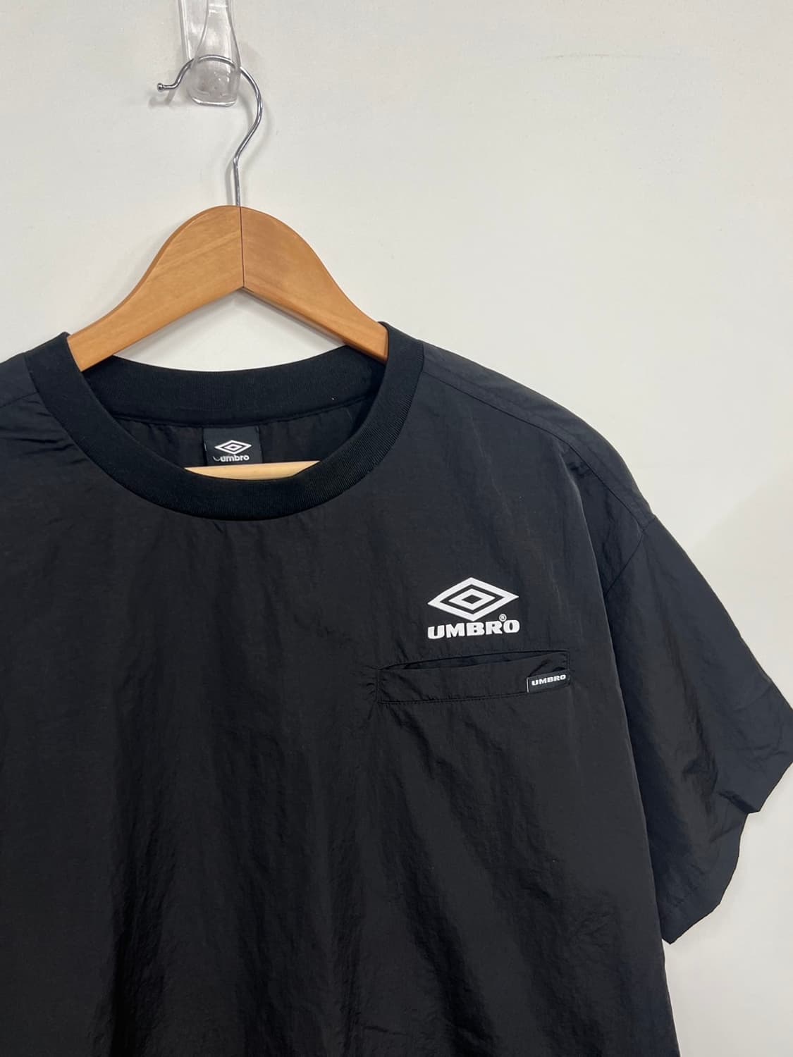 엄브로 빅로고 포켓 나일론 오버핏 반팔 티셔츠 상품이미지2