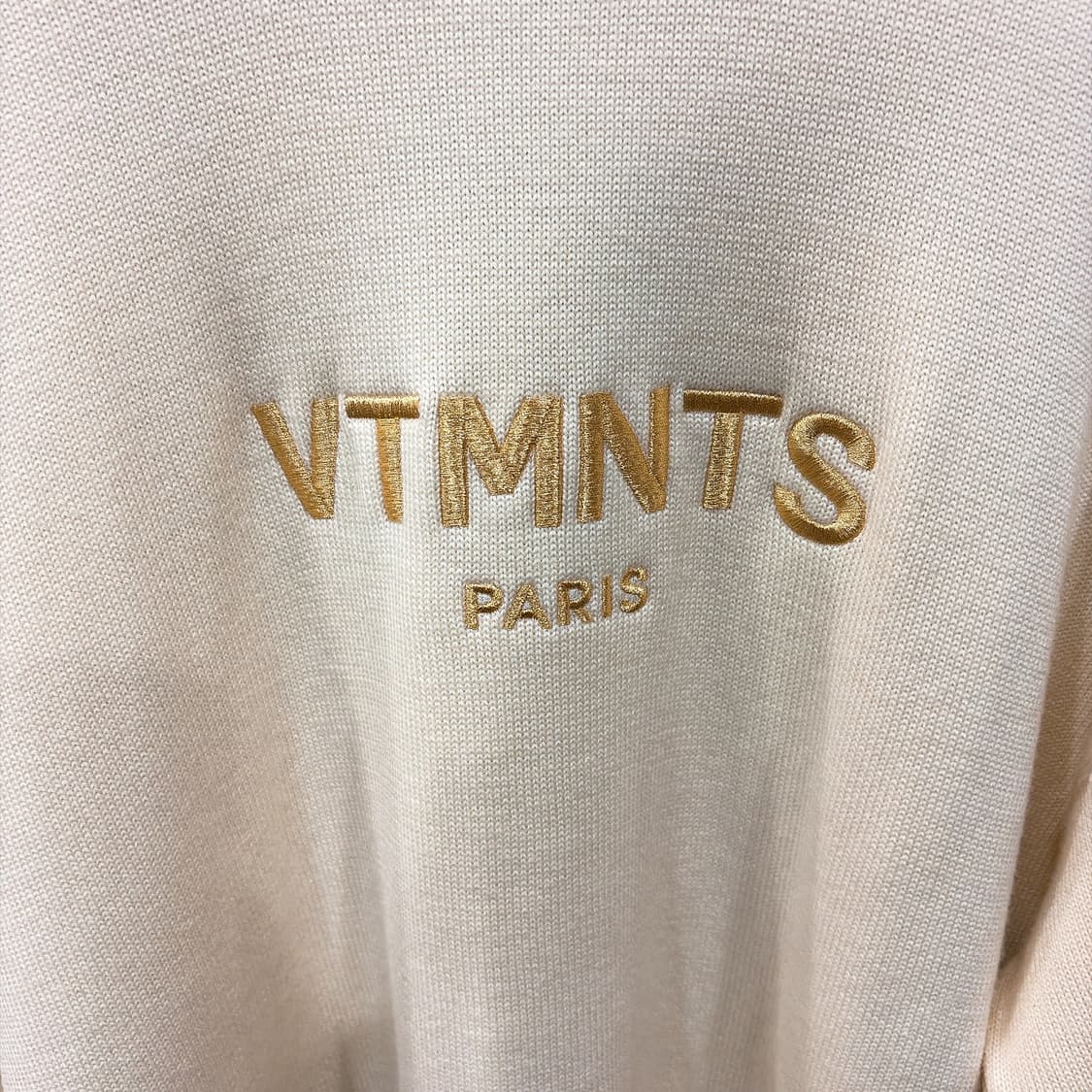 (정품/새상품) VTMNTS 베트멍 남성 오프화이트 골드 자수 울 니트  상품이미지2