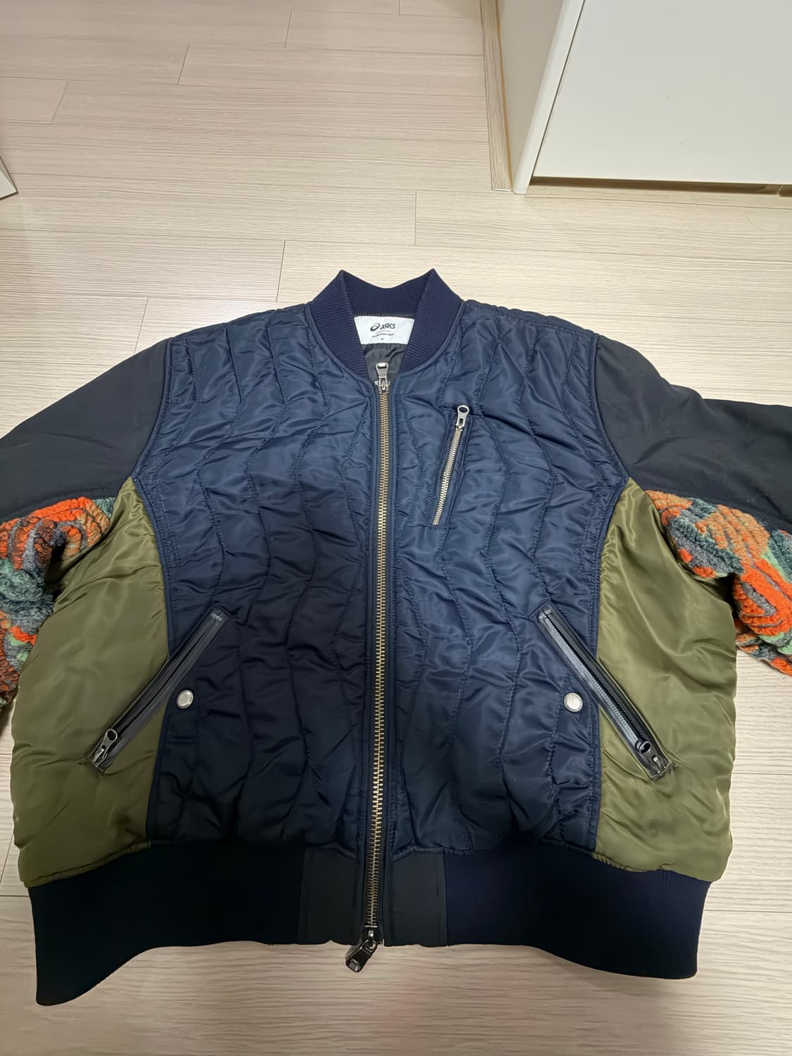 앤더슨벨 x 아식스 콘트라스트 퀼팅 봄버 자켓 네이비 m 상품이미지5