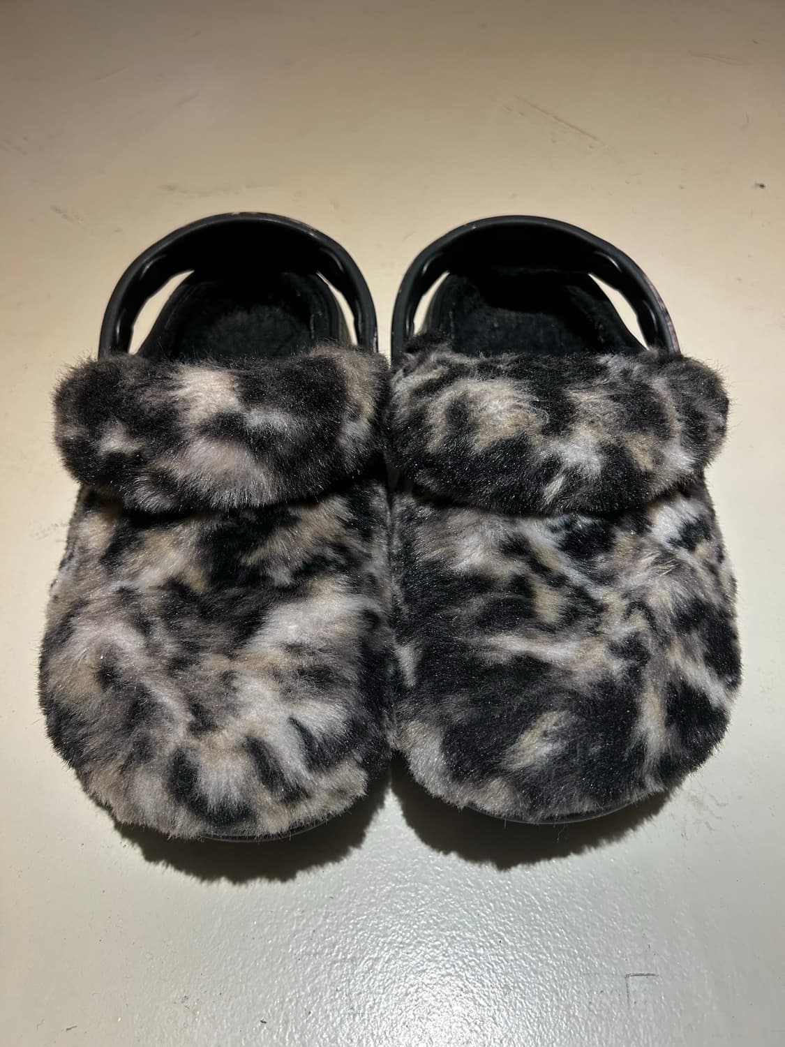 크록스 클래식 퍼 슈어 클로그 블랙 멀티 상품이미지1