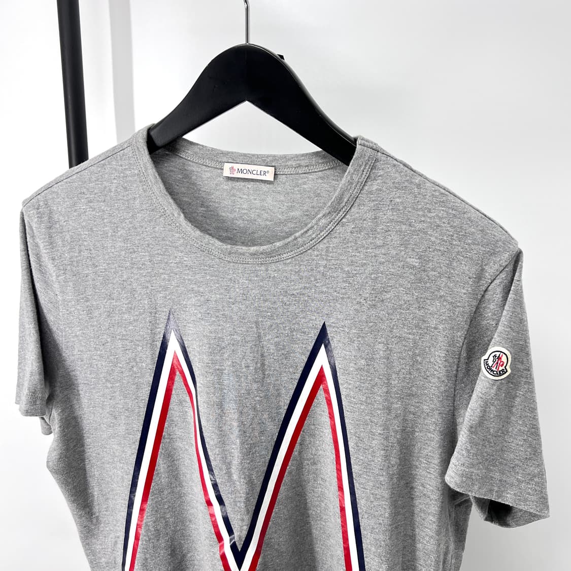 [L사이즈] 몽클레어 로고 반팔 티셔츠 그레이 상품이미지4