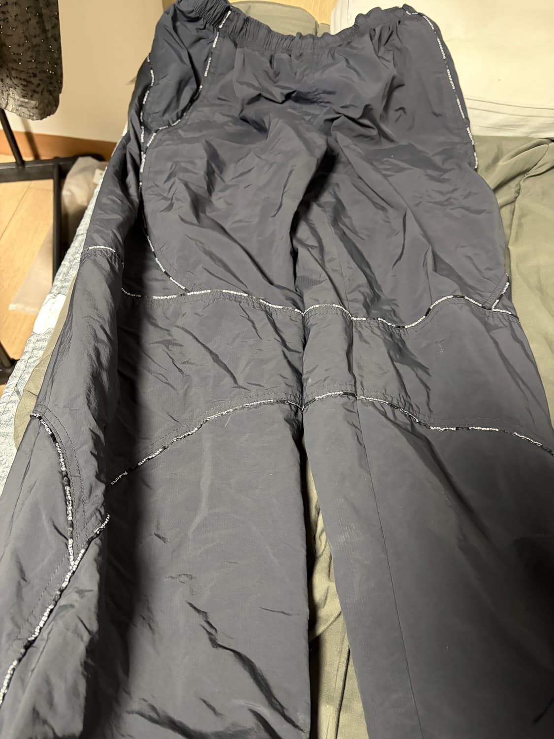 슈프림 로고 파이핑 트랙 팬츠 블랙 - 23FW 상품이미지3