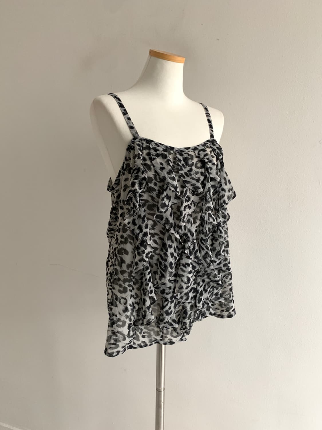 Zebra Ruffle Smocked Blouse 상품이미지2