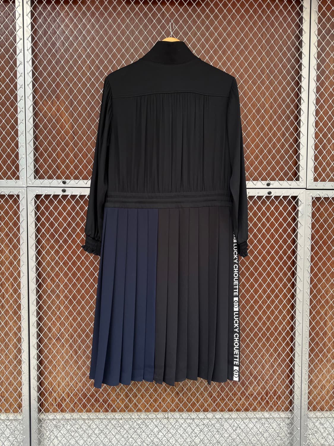 럭키슈에뜨 플리츠 쉬폰 지퍼 디테일 셔링 배색 로고 롱 원피스 36 상품이미지4