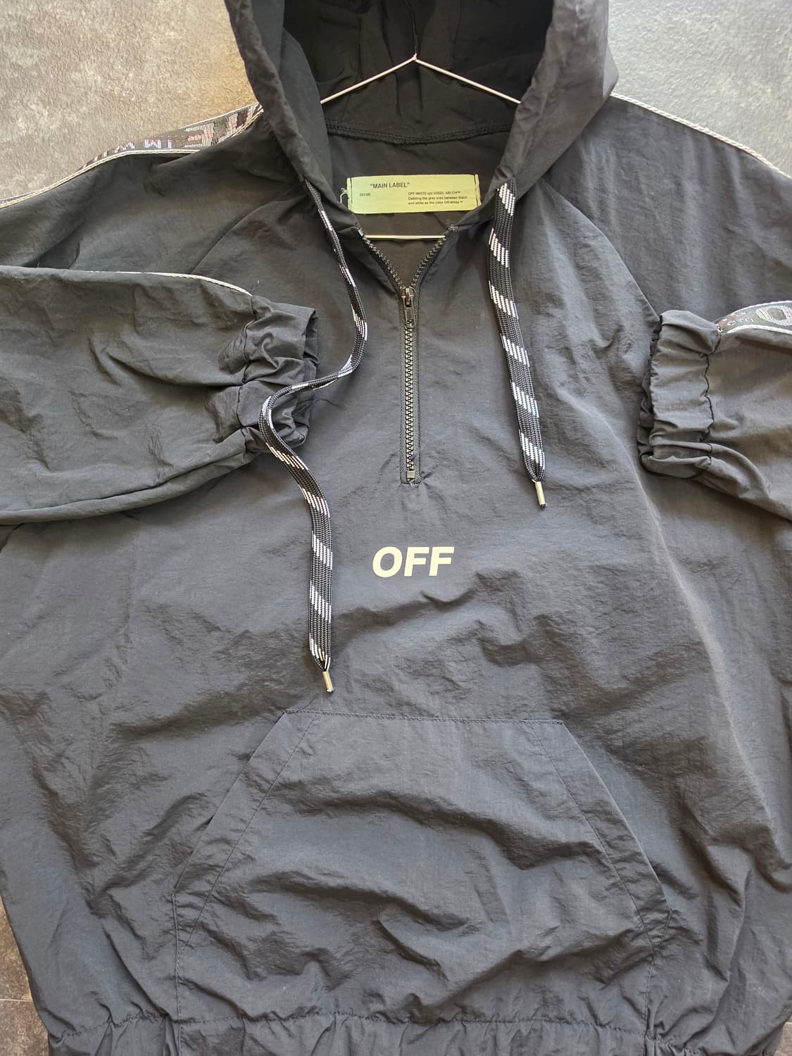 오프화이트 테이프 로고 아노락 후드 (블랙) 상품이미지2