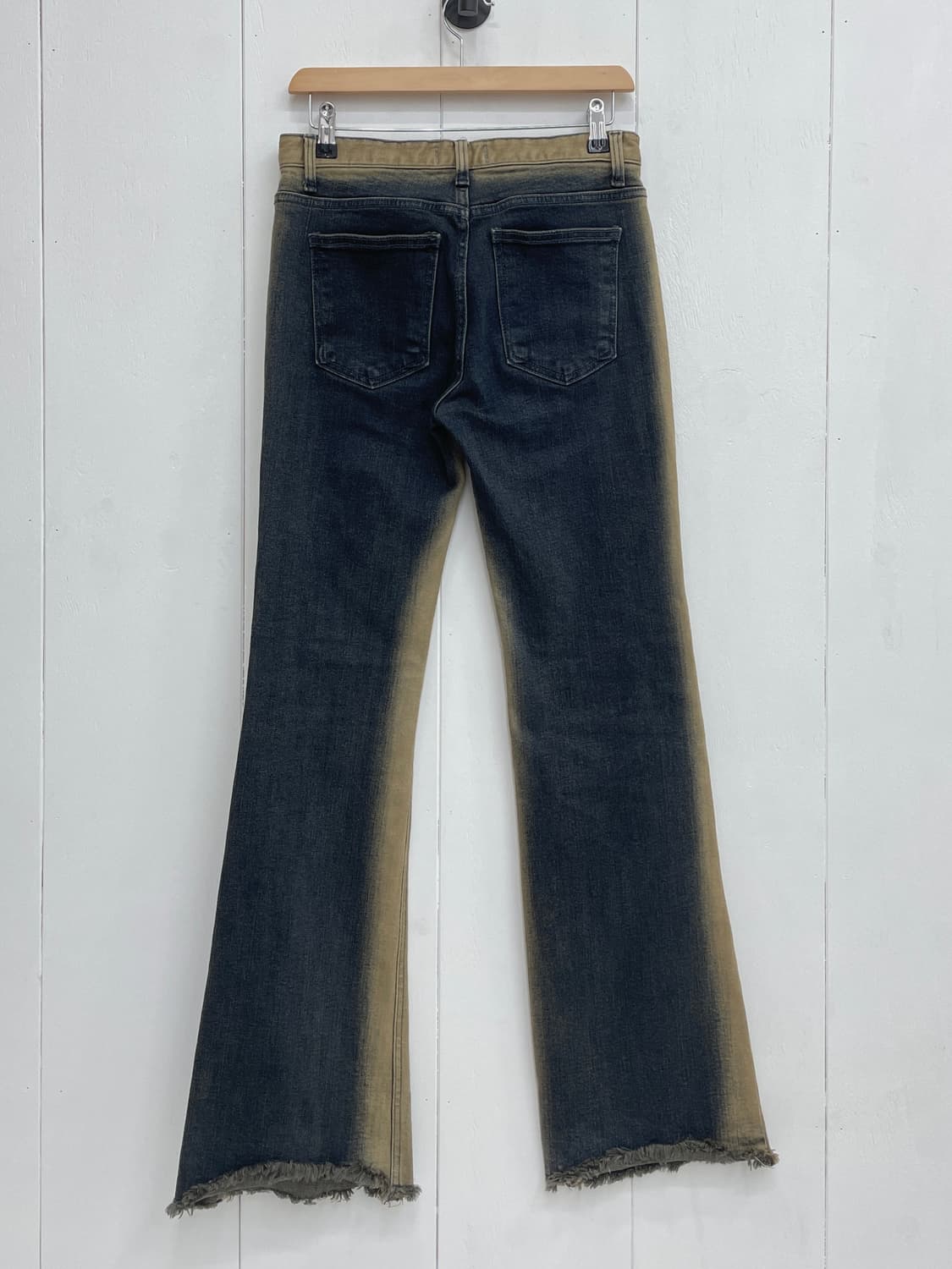 블랙업(BLACKUP) 투톤 사이드 워싱 컷팅 부츠컷 데님 팬츠 상품이미지5