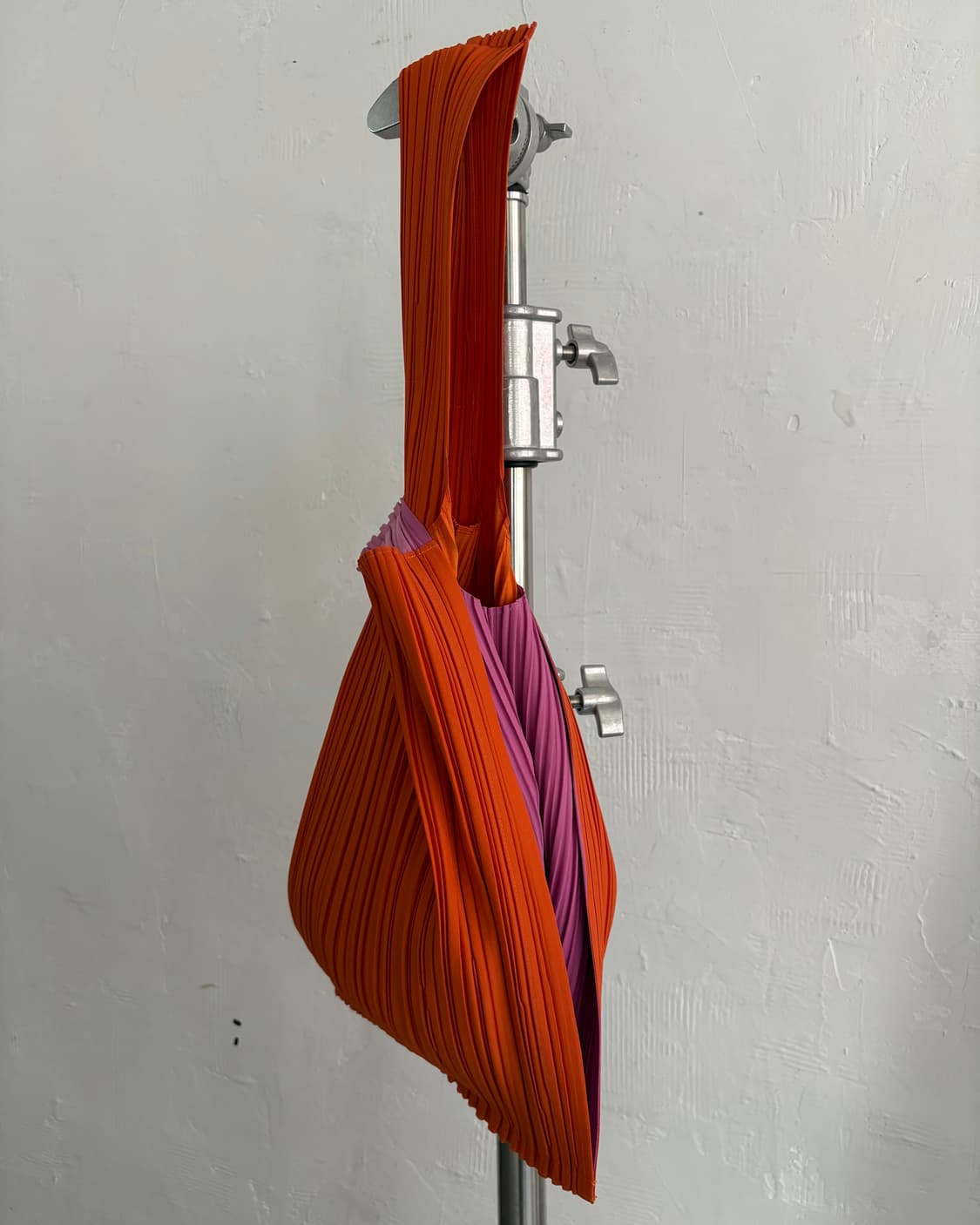 Issey Miyake 이세이미야케 오렌지 라벤더 컬러 플리츠 백 상품이미지5