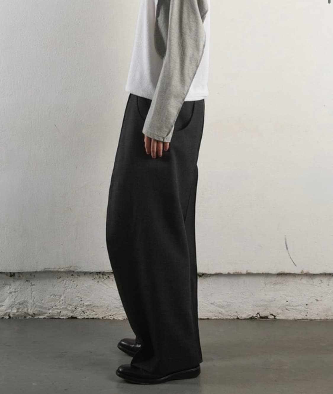 NVRFRGT네버포겟 커브드 트라우저 상품이미지1