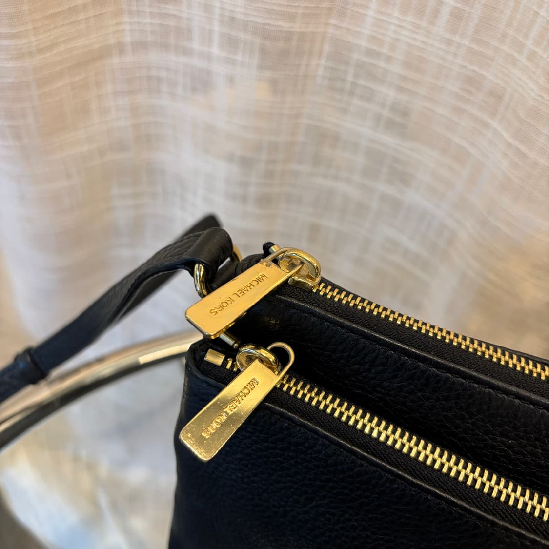 정품 마이클코어스 월렛 크로스백     상품이미지3