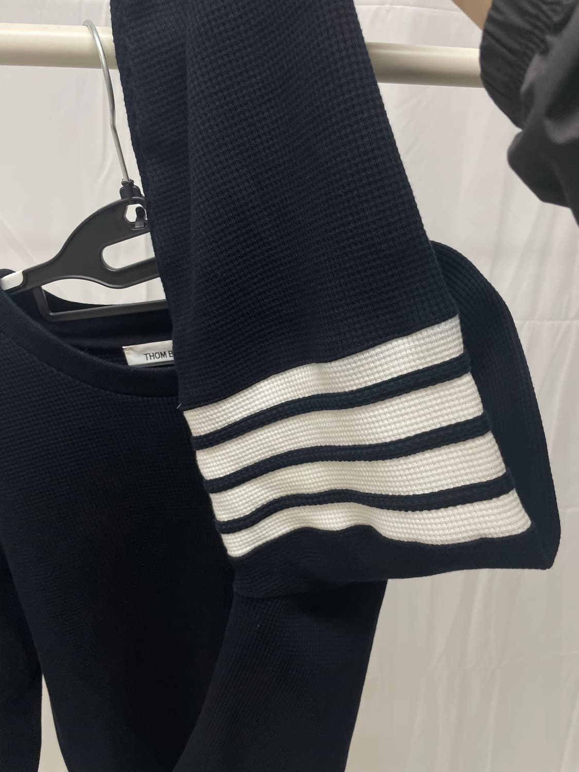 톰브라운 사선완장 래글런 와플 니트 맨투맨 [4] 상품이미지4