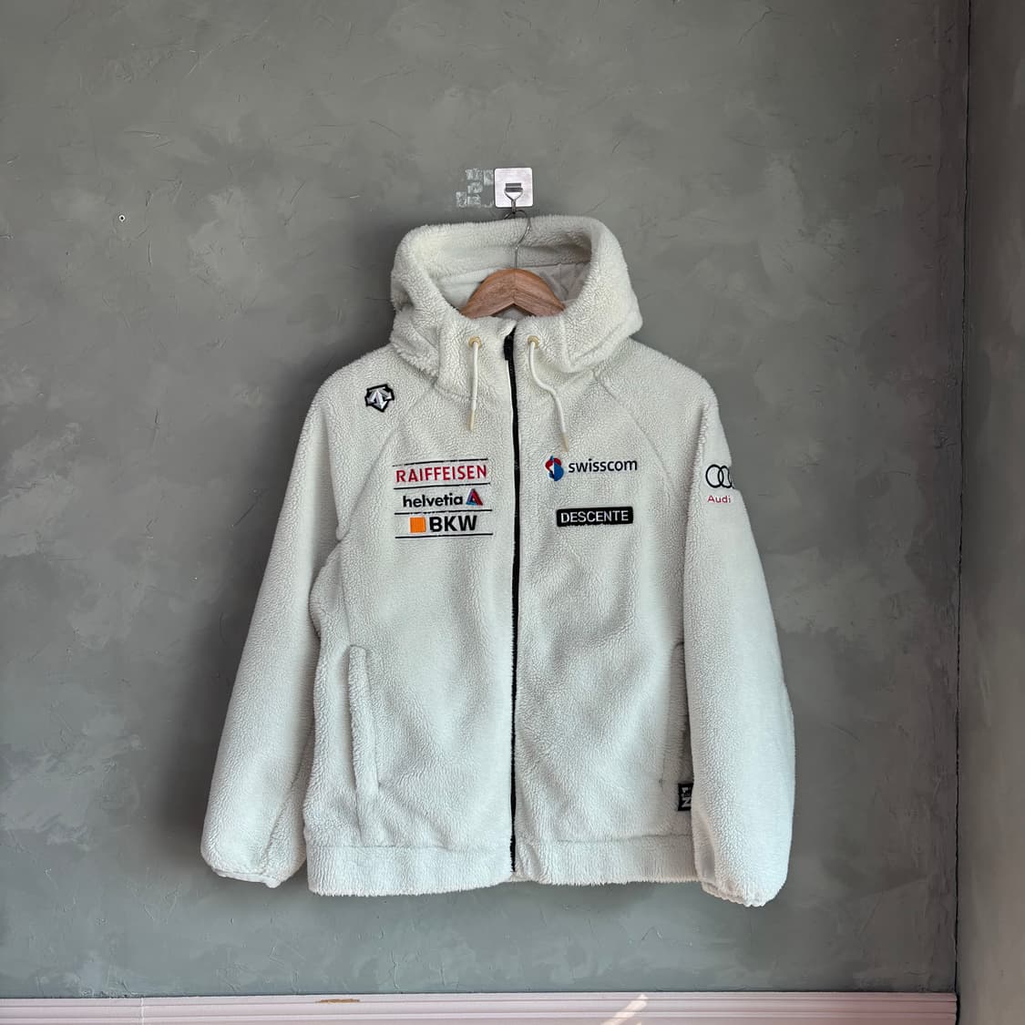 데상트 아우디 스위스 스키팀 플리스 화이트 상품이미지1