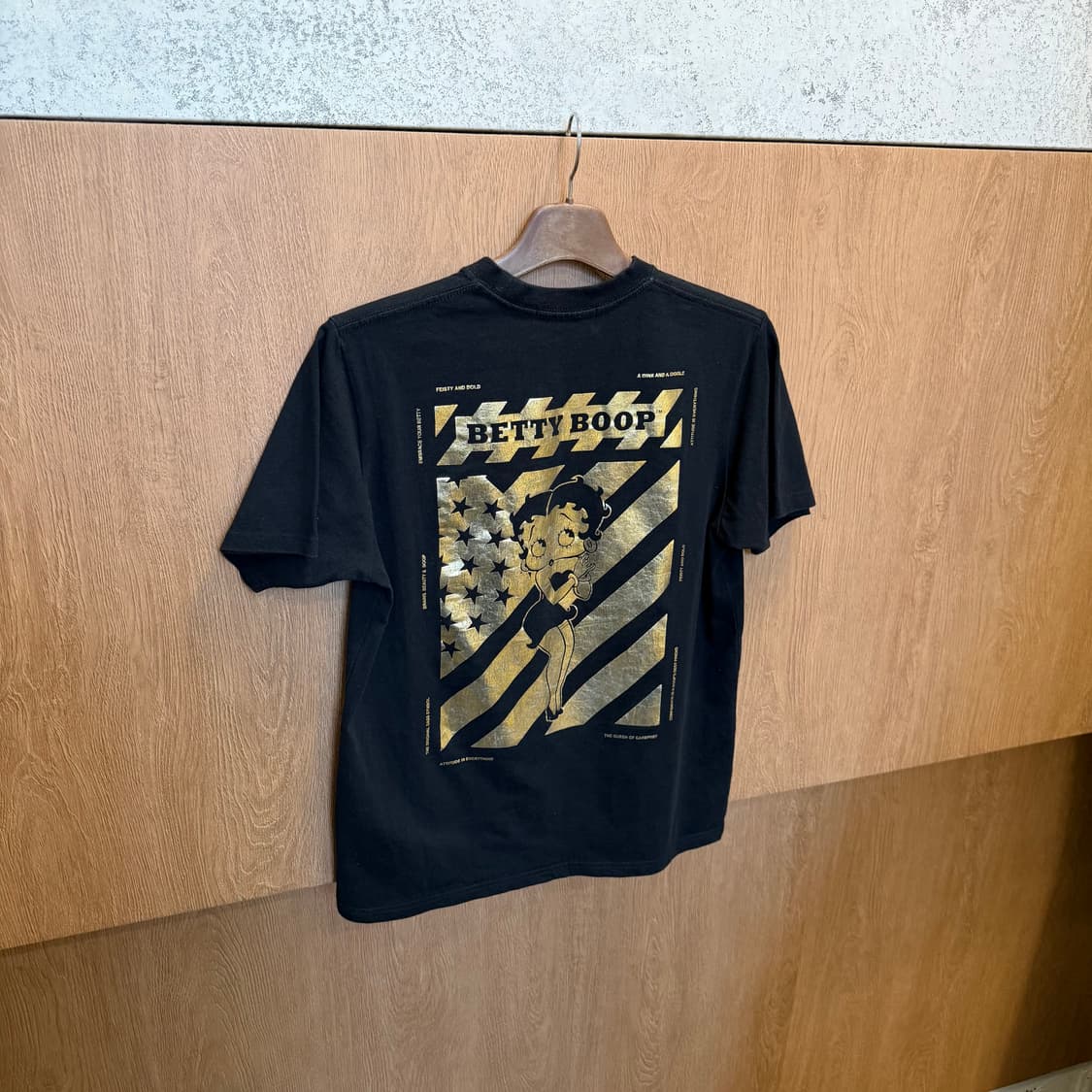 베티붑 코튼 라운드넥 반팔 티셔츠 그래픽 프린팅 디테일 블랙 상품이미지2