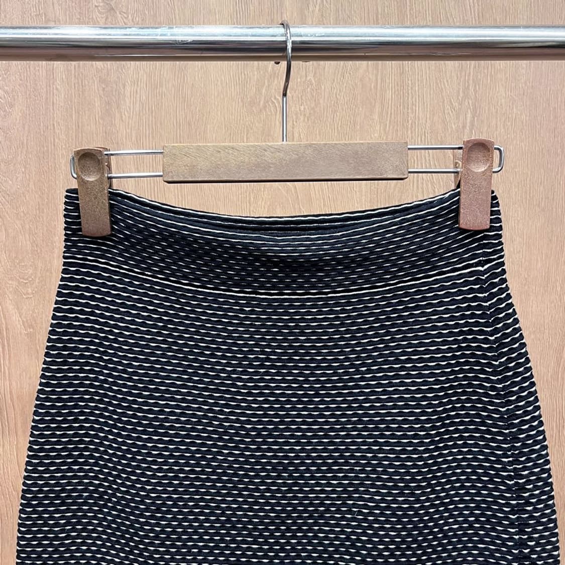 띠어리 미니 울 스커트 스판 밴딩 스트라이프 패턴 디테일 H라인 블랙 상품이미지4