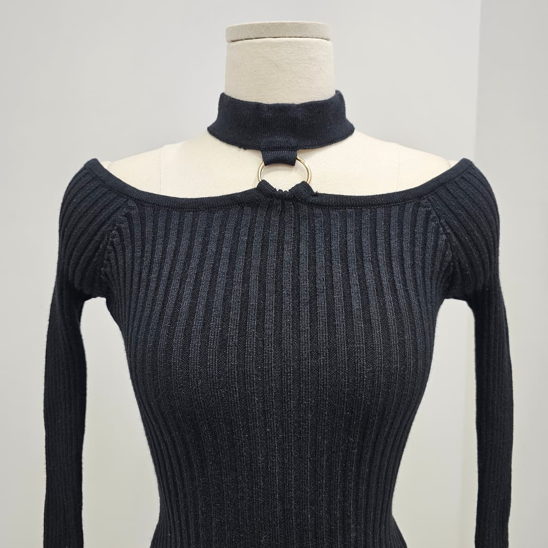 블랙 초커 오프숄더 골지 슬림핏 니트 상품이미지4