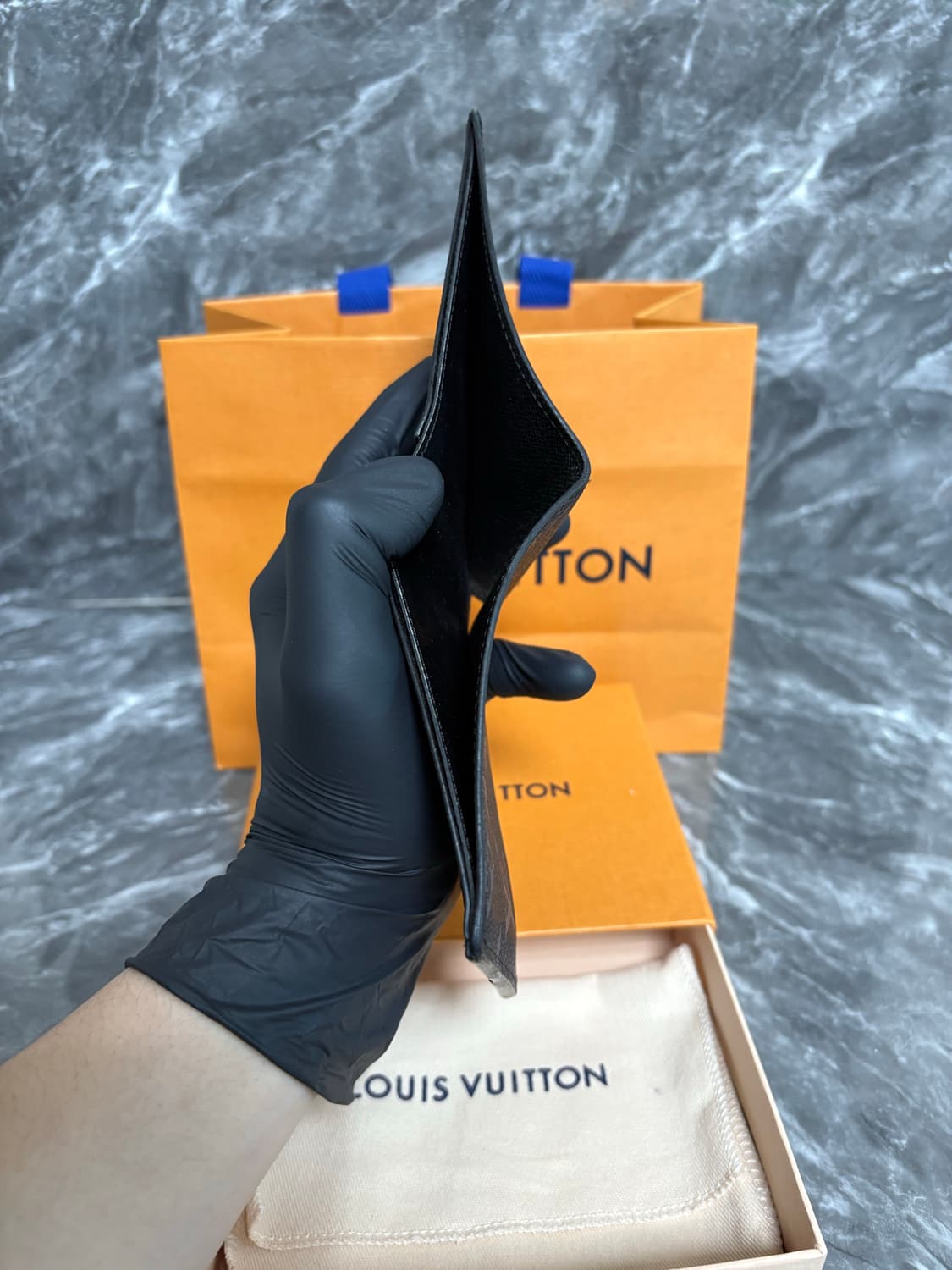 루이비통 슬렌더 윌렛 모노그램 이클립스 반지갑 상품이미지4