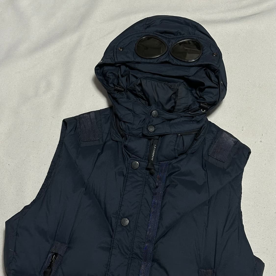100 C.P.컴퍼니 고글 후드 패딩 베스트 상품이미지1