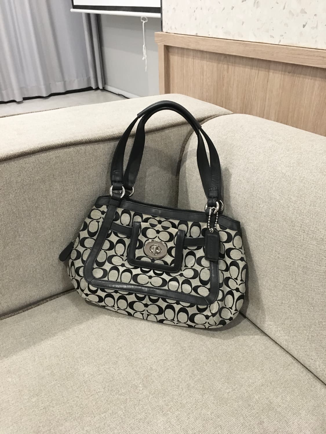 Coach Signature Shoulder Bag 상품이미지1