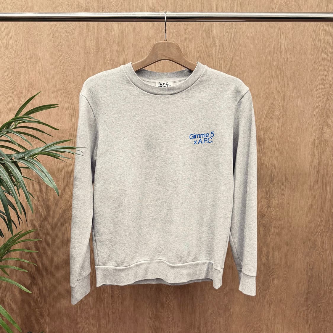 아페쎄 X GIMME5 콜라보 맨투맨 미니멀 로고 프린팅 디테일 그레이 상품이미지1