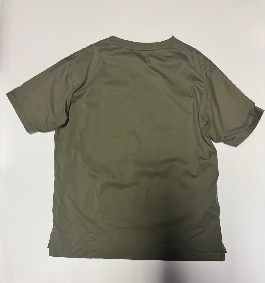 유니클로 X 띠어리 브이넥 반팔 티셔츠 XL 카키 상품이미지2