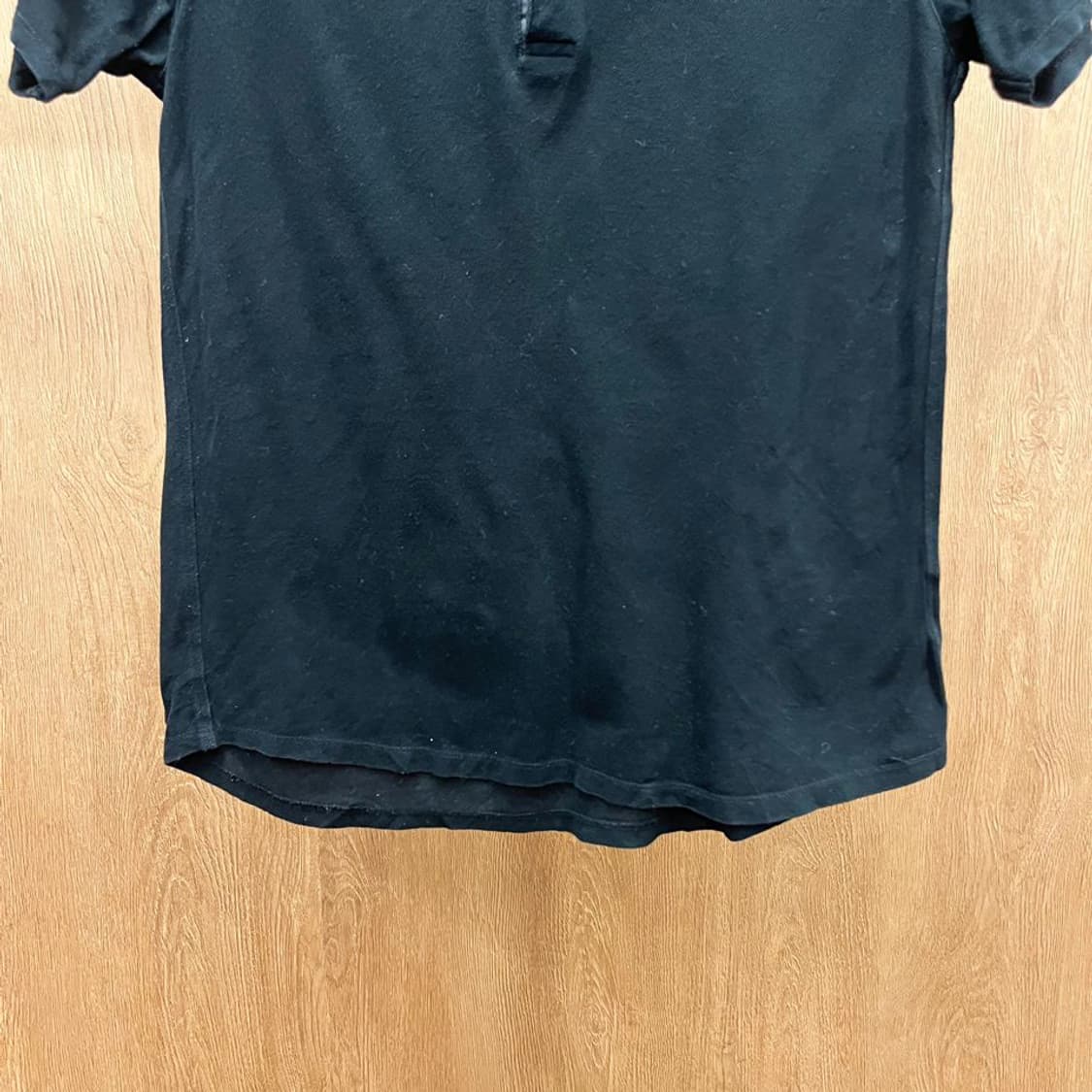 버버리 런던 코튼 카라 티셔츠 로고 자수 버튼 클로징 디테일 블랙 상품이미지5