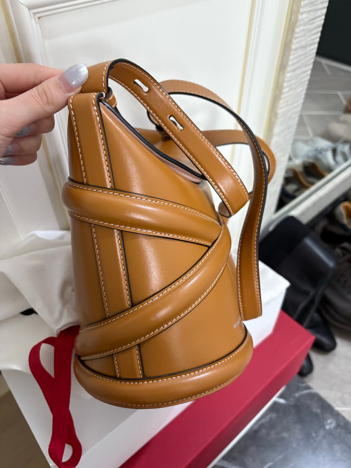  알렉산더 맥퀸 커브백 탄 상품이미지5