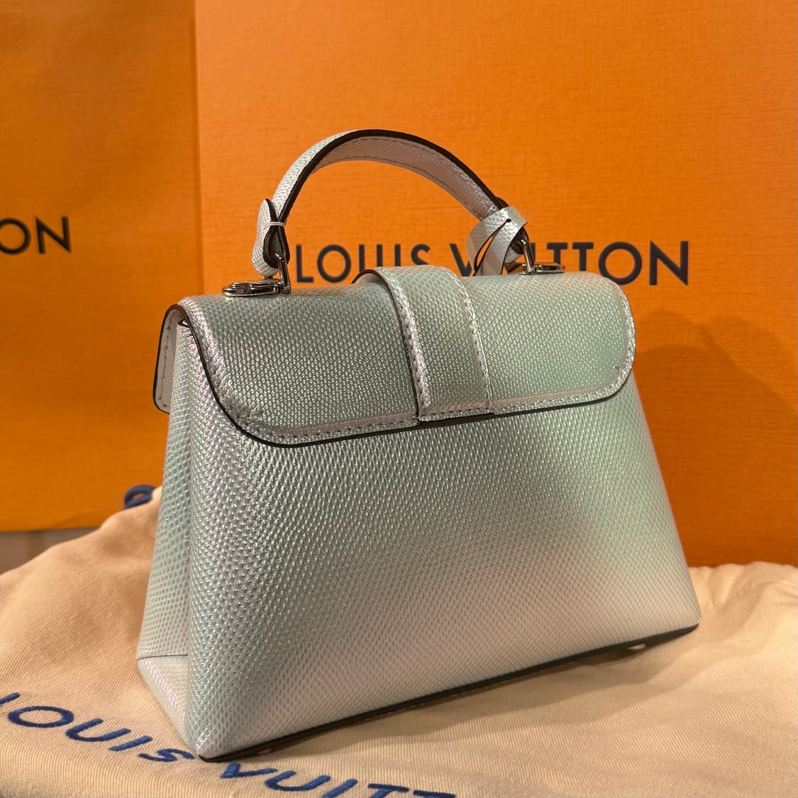 [25년] 루이비통 이그조틱 카룽 로즈 데 벙 미니 크로스백 상품이미지8