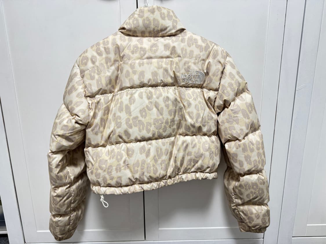 노스페이스 프린트 눕시 숏 자켓 실버 그레이 레오파드 프린트 상품이미지6