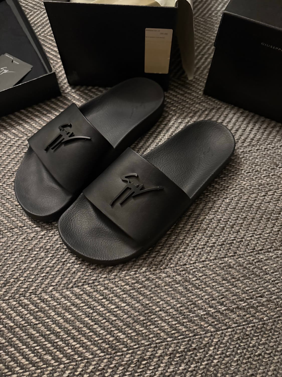 쥬세페 자노티 블랙 슬리퍼 255 상품이미지1