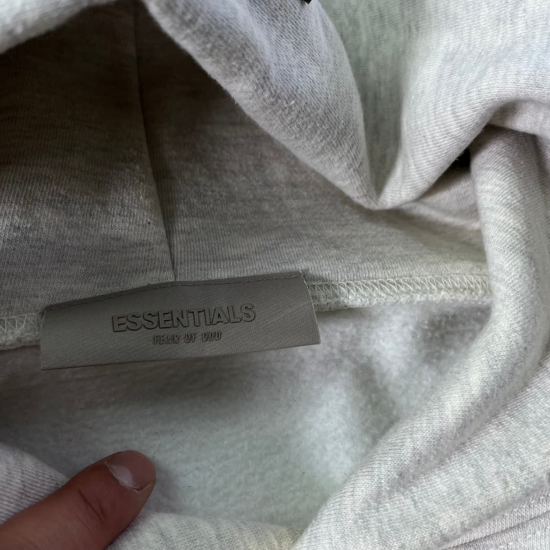 105 피오갓 에센셜 백로고 후드티 상품이미지5