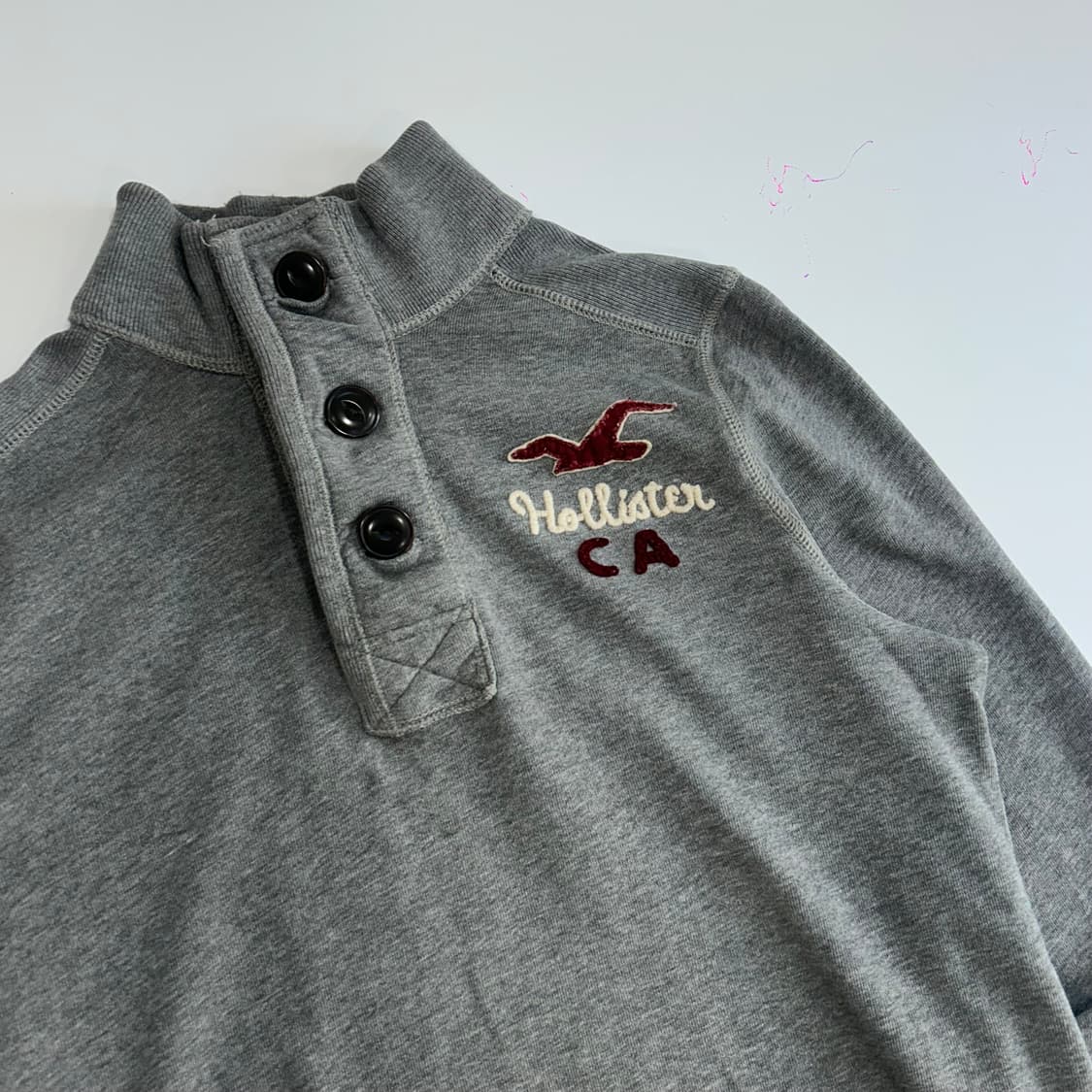 Hollister 홀리스터 하이넥 백포인트 자수 그레이 롱슬리브 상품이미지5