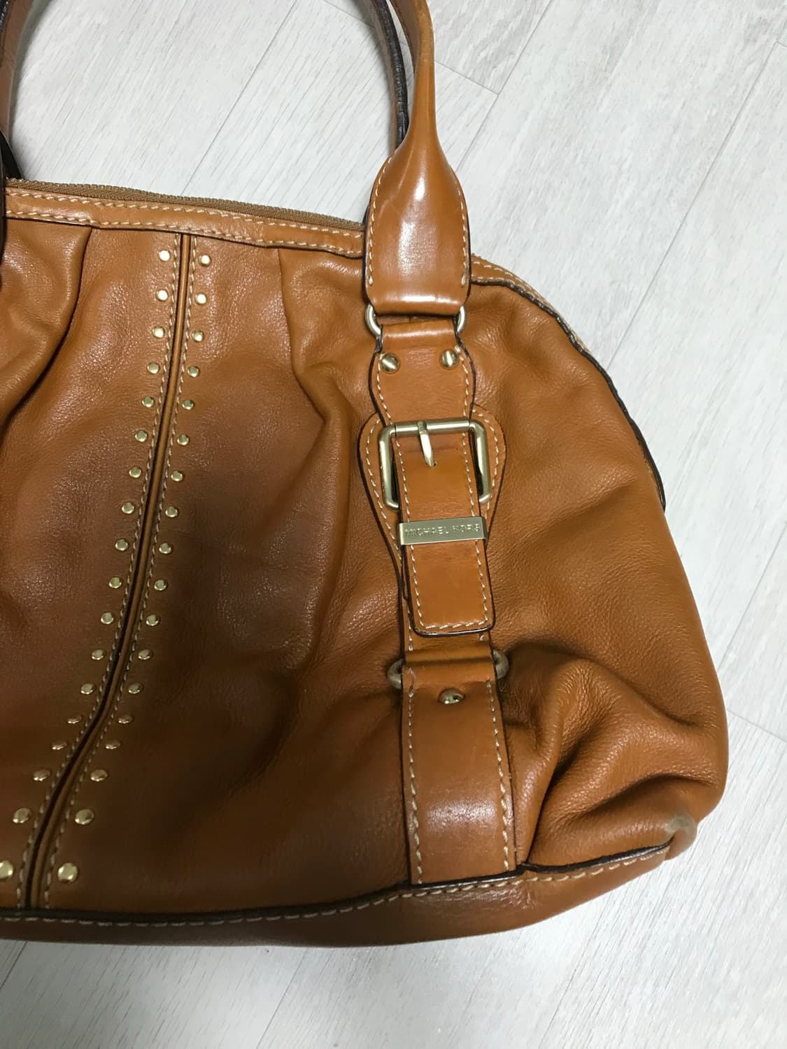 Michael Kore brown buckled leather bag 상품이미지9