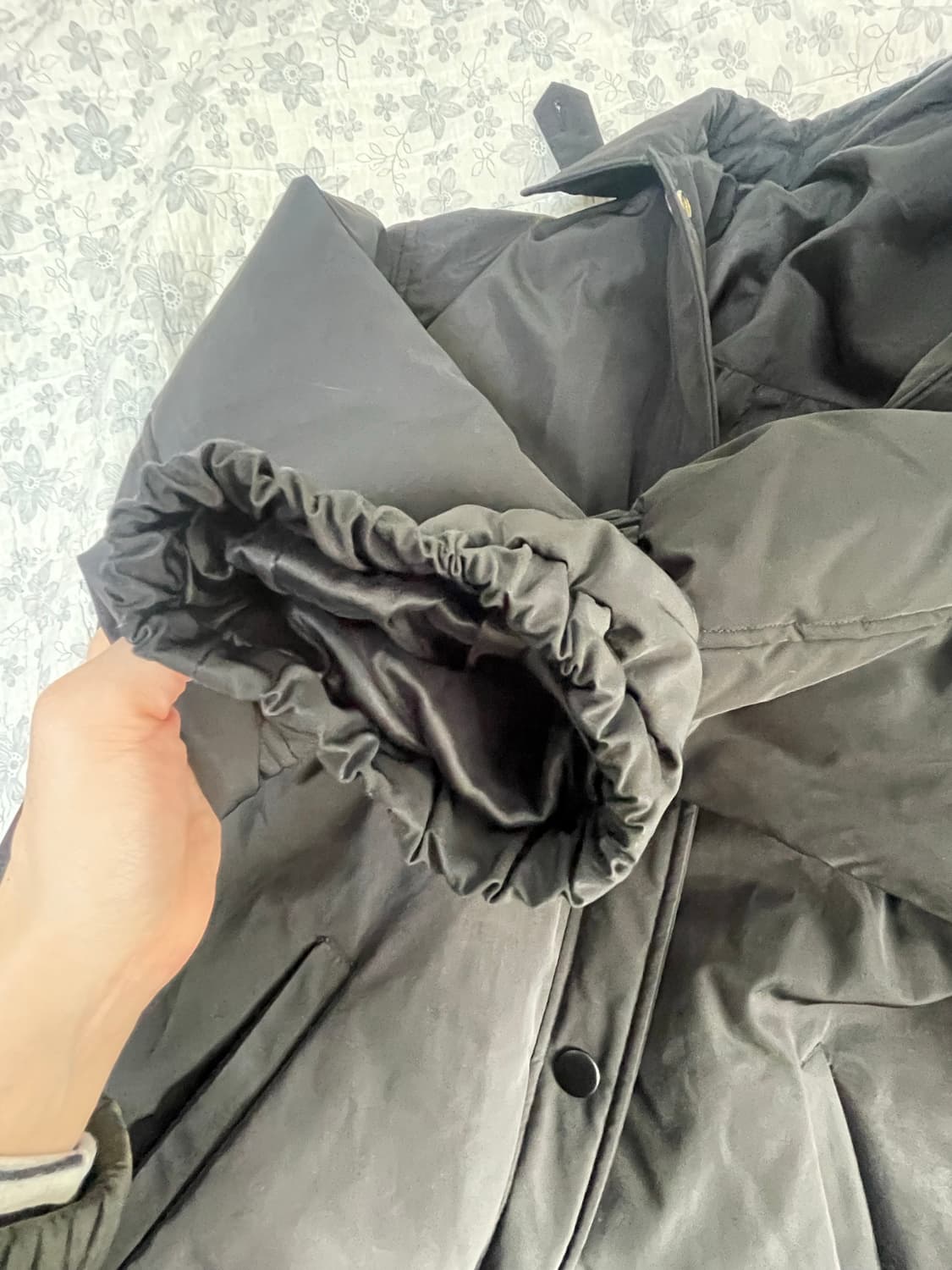 코스모스 cosmoss 셔링 패딩 블랙 상품이미지5