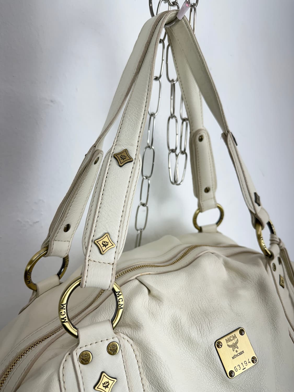 MCM Ivory Patent Leather Stud Motif Larg 상품이미지4