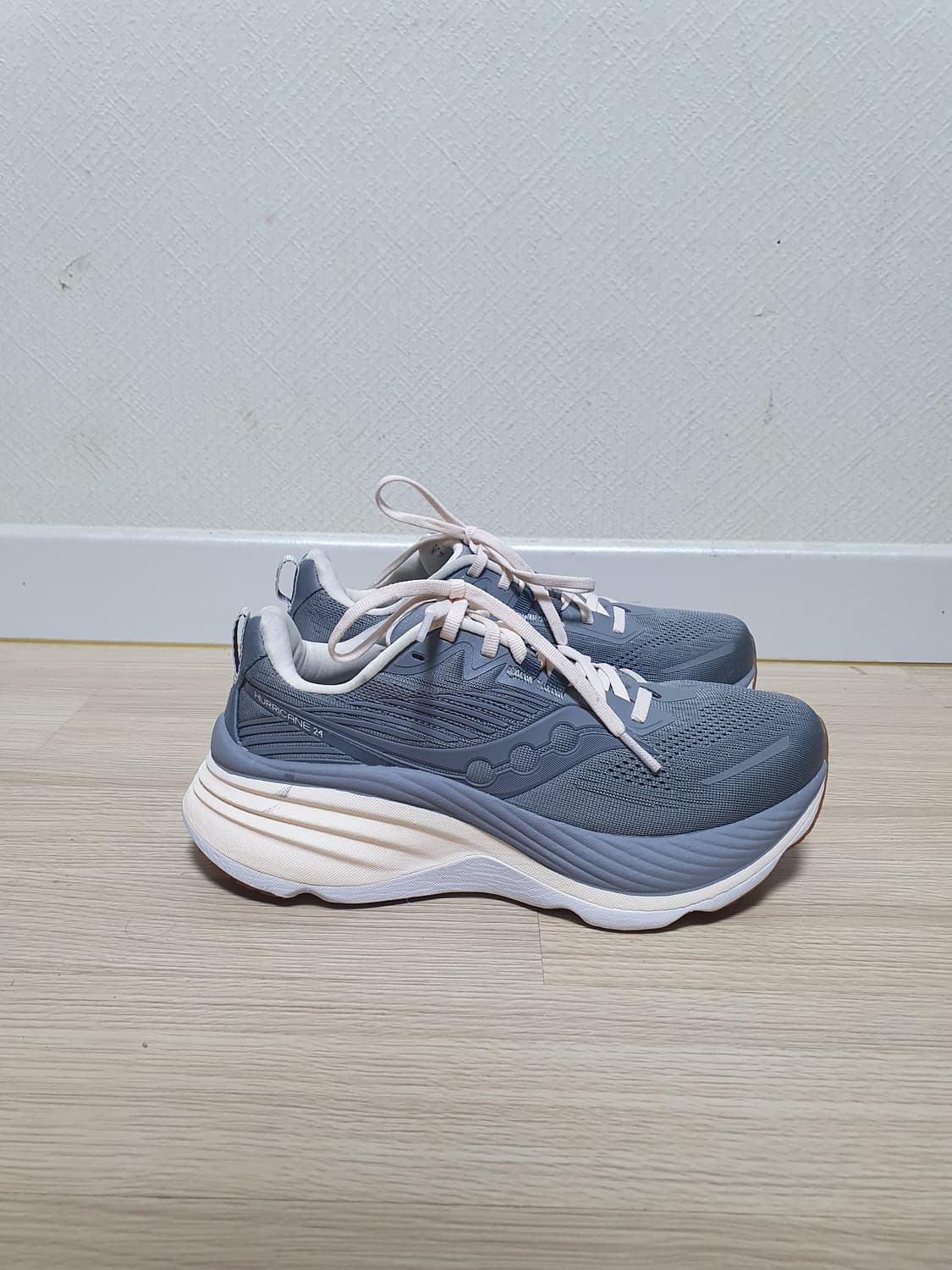 써코니 허리케인 24 러닝화 240 상품이미지1