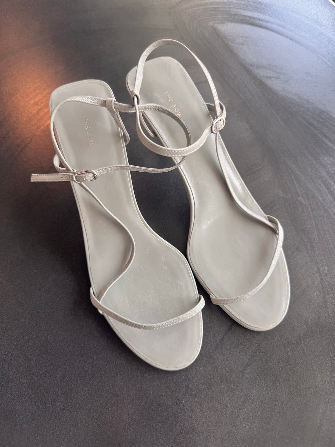 더 로우 Bare Leather Sandals (Sage grey) 상품이미지1