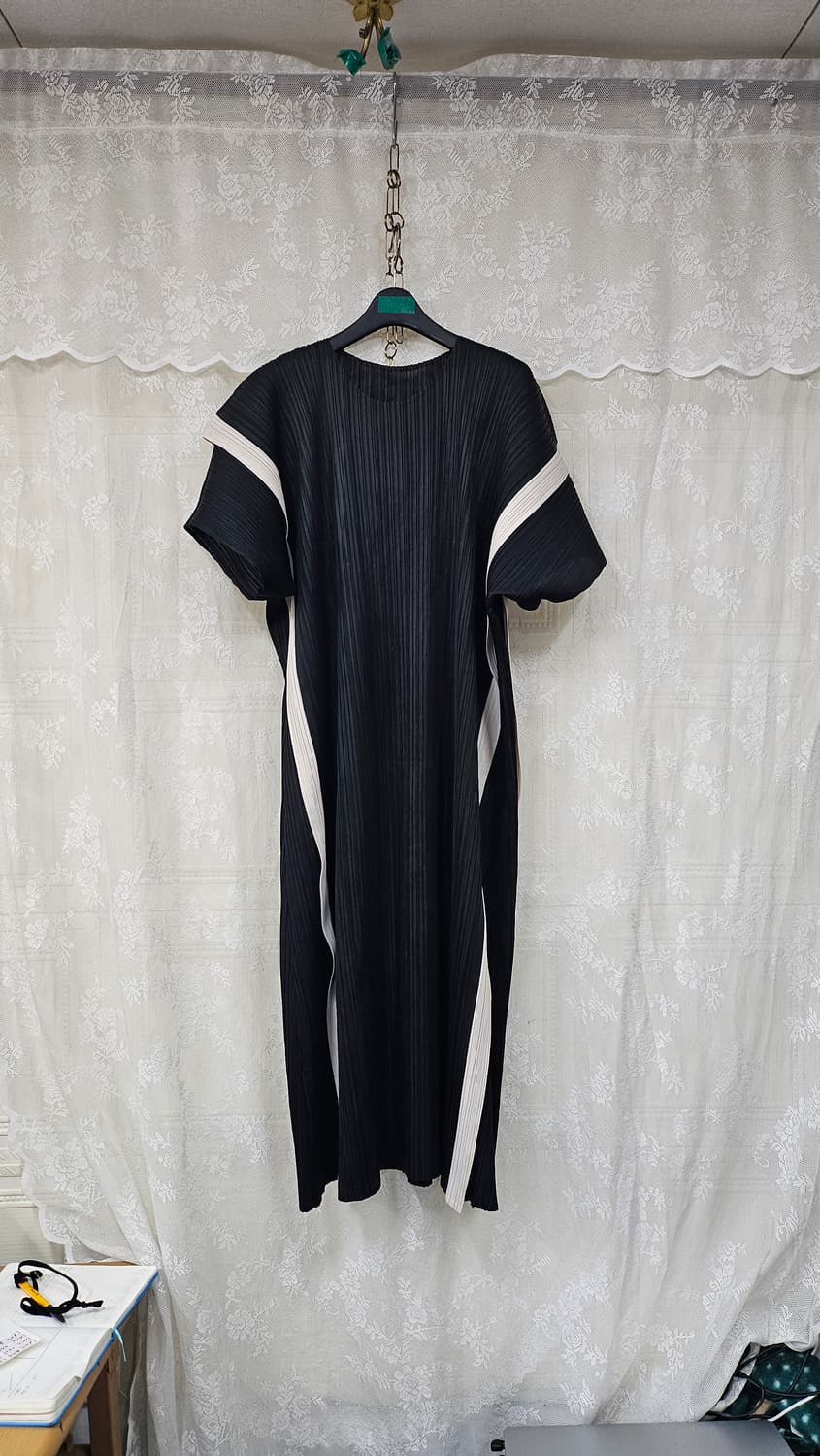 블랙 주름 화이트 라인 롱원피스  상품이미지1