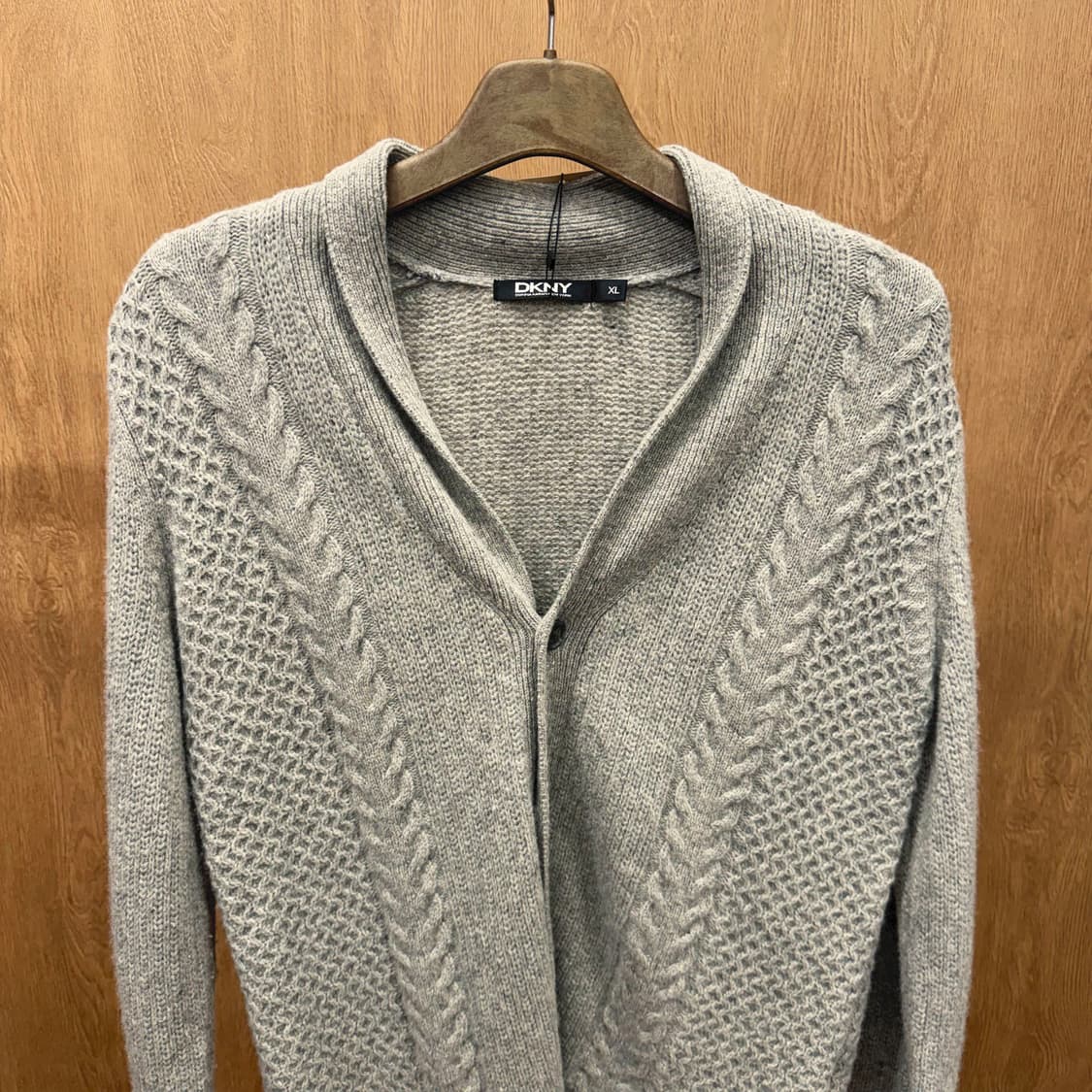 도나카란 뉴욕 긴팔 가디건 꽈배기 물결 짜임 디테일 라이트 그레이 상품이미지4