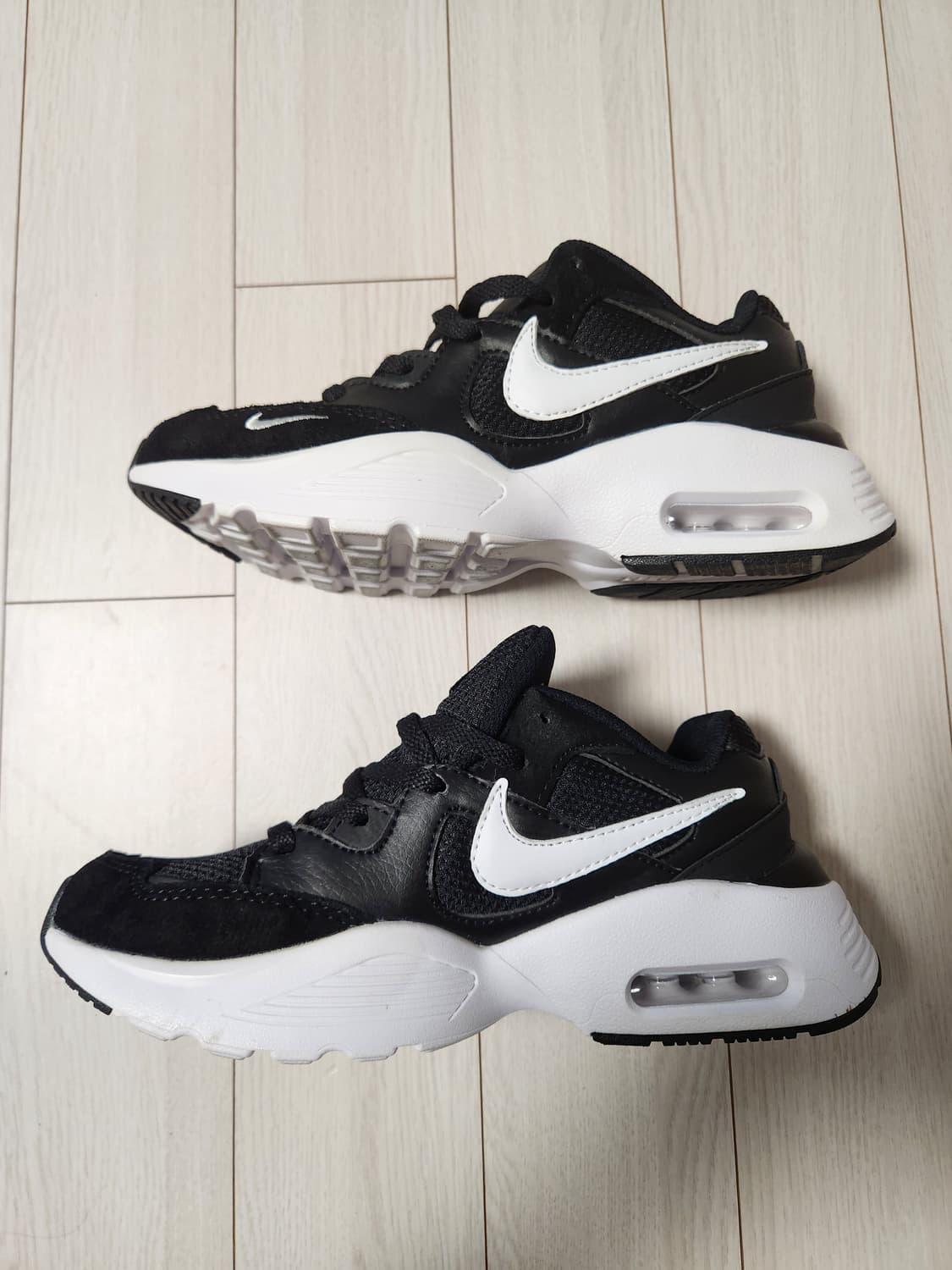 나이키 운동화 우먼스 에어맥스 퓨전 사이즈235

바닥 오염만 있고 새거 상품이미지6