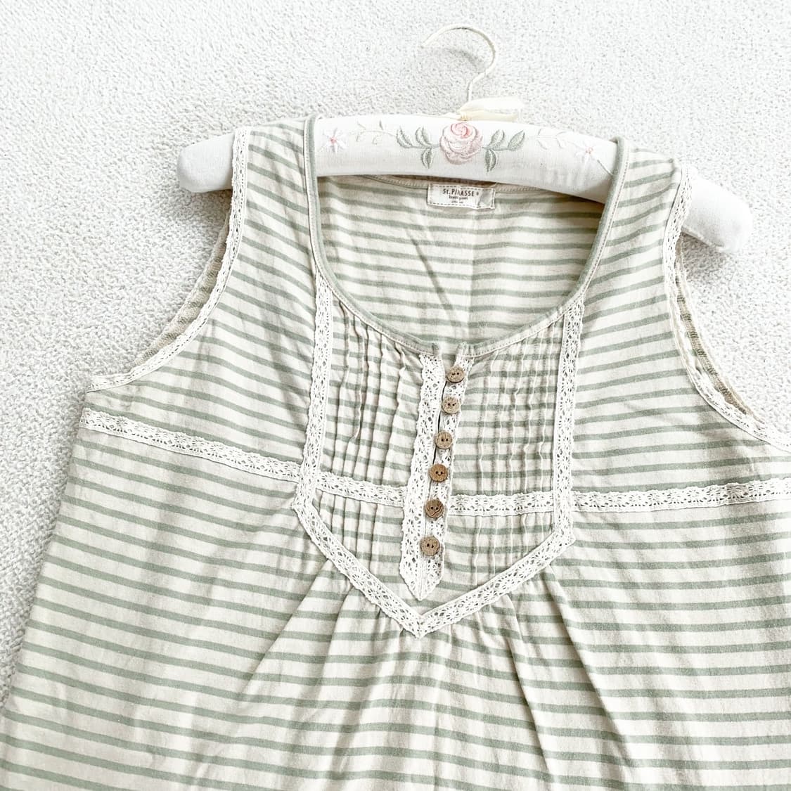 모리걸 ♥ 말차맛 스트라이프 우드단추 나시 상품이미지1