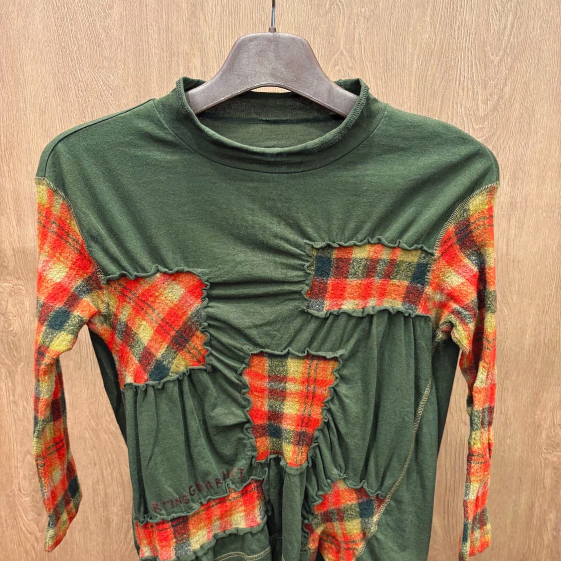 이세이미야케 하이 모크넥 긴팔 티셔츠 언밸런스 러플 레터링 디테일 그린 상품이미지4