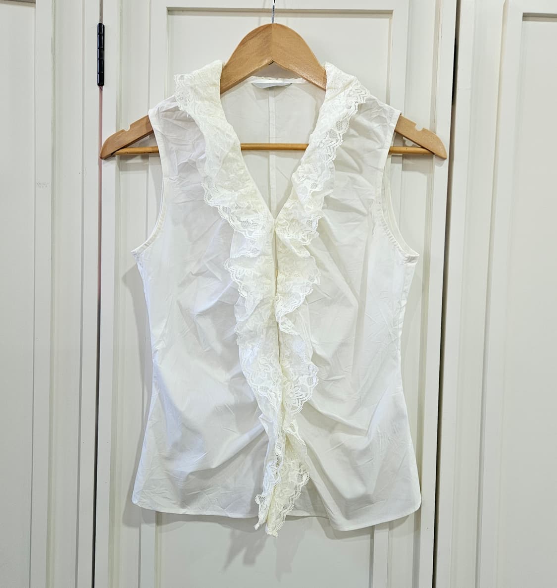 화이트 레이스 프릴 민소매 블라우스 상품이미지1