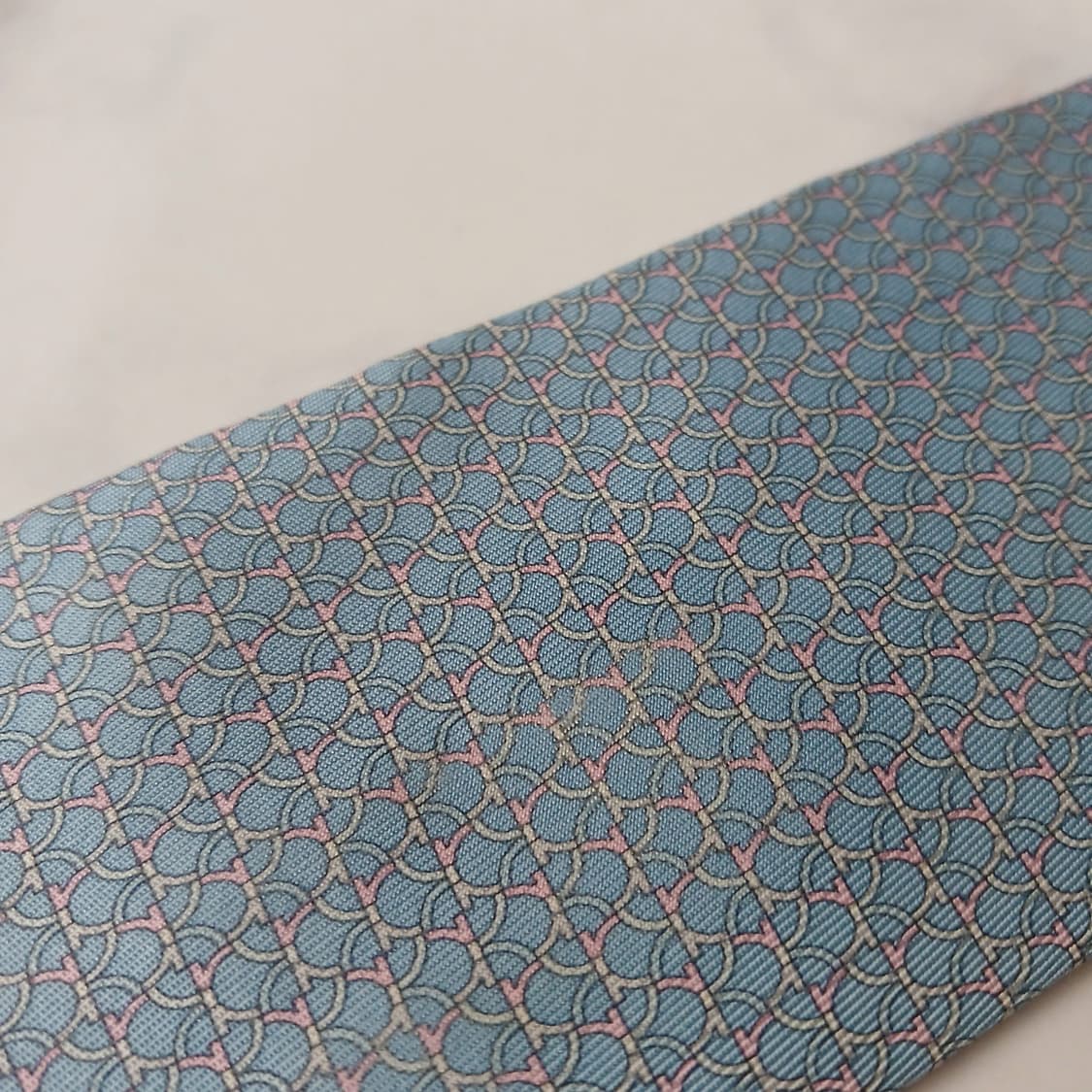 살바토레 페라가모 실크 블루 패턴 넥타이 8cm B등급 E725
 상품이미지9