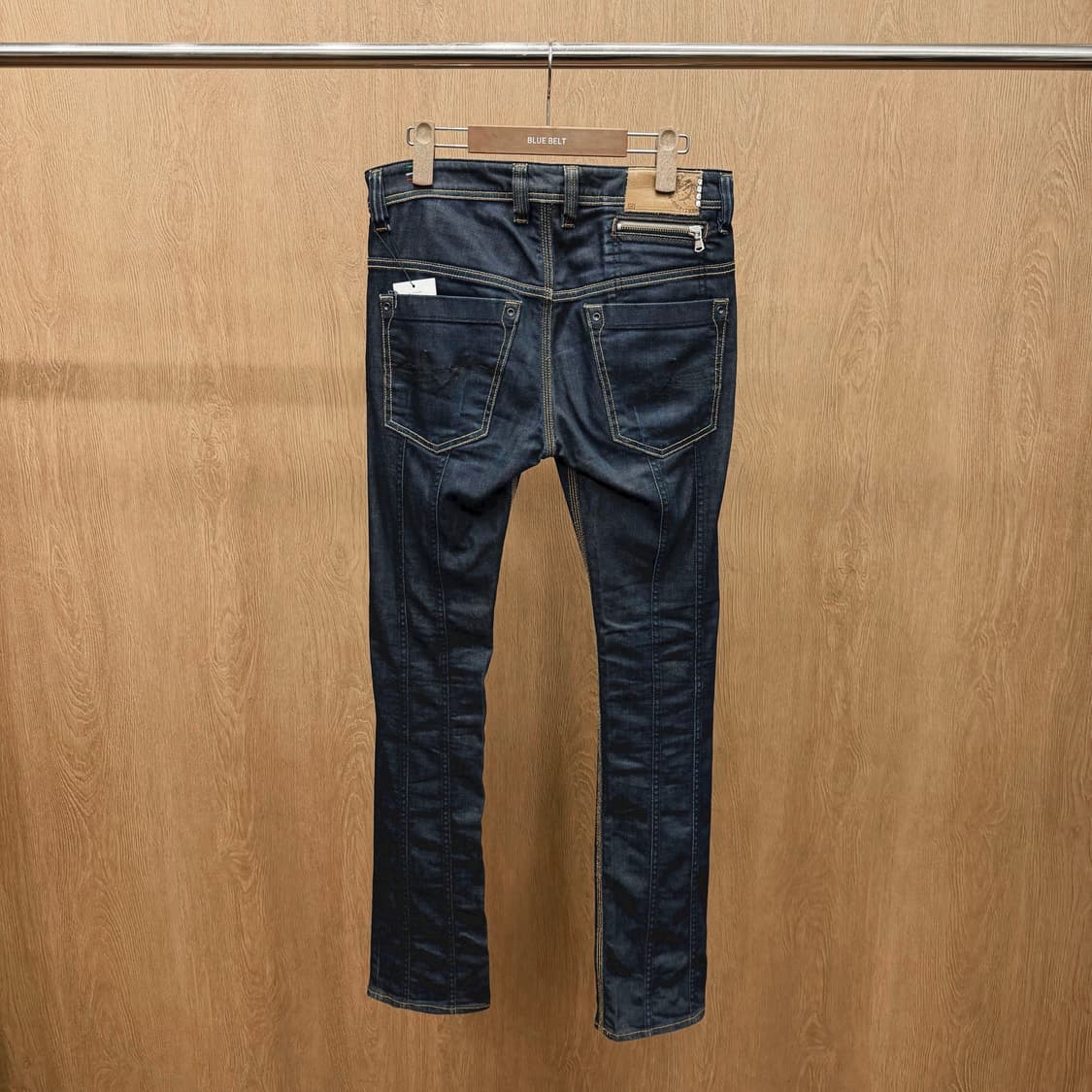 디젤 데님 팬츠 로고 레터링 백 지퍼 포켓 디테일 슬림 스트레이트핏 흑청 상품이미지3